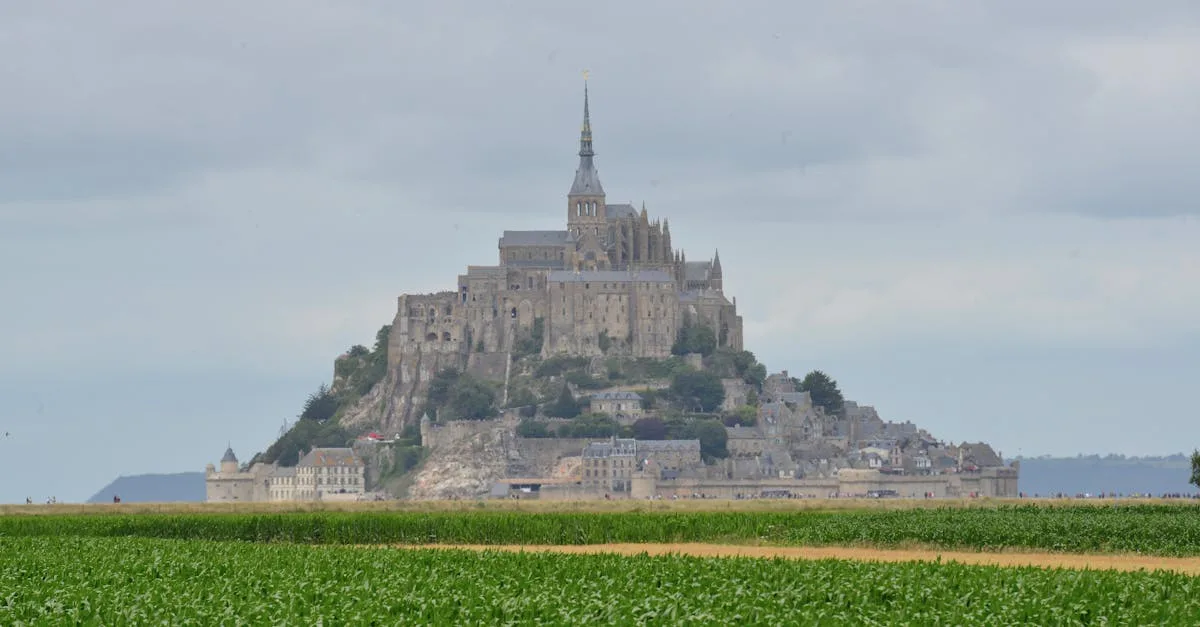 découvrez l'île saint-clair, un véritable havre de paix entouré de paysages exceptionnels, idéal pour les amateurs de nature, de détente et d'aventure. explorez ses plages, sa faune préservée et ses activités nautiques incontournables.