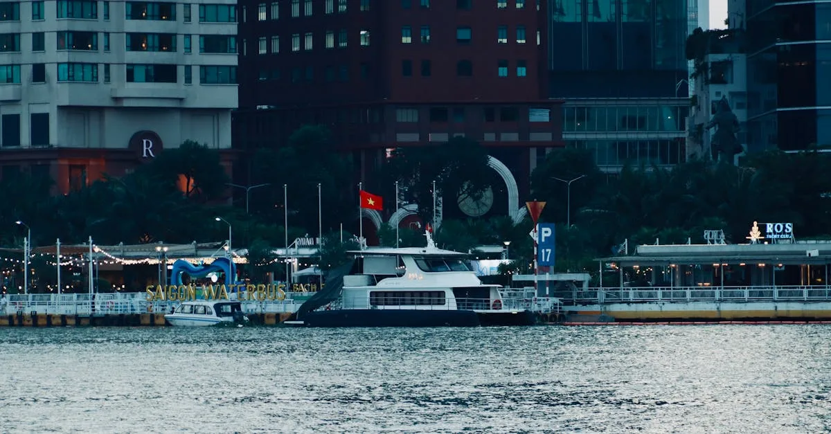 découvrez le waterbus, un moyen de transport écologique et pratique pour naviguer facilement sur les voies d'eau en ville tout en évitant les embouteillages.