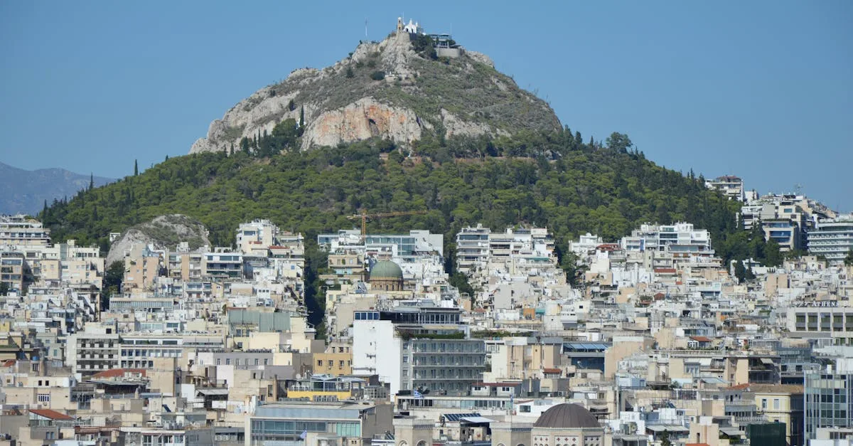 découvrez le point de vue exceptionnel du mont lycabette à athènes, offrant une vue panoramique imprenable sur la ville et ses monuments emblématiques.