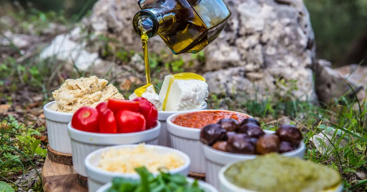 découvrez la qualité exceptionnelle de notre huile d'olive artisanale, produite avec soin pour préserver authenticité et saveurs naturelles.
