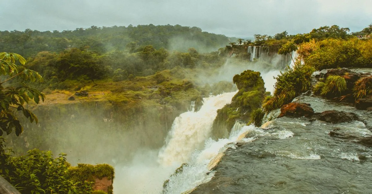 découvrez les chutes d'iguazu, une merveille naturelle spectaculaire entre l'argentine et le brésil, réputée pour ses cascades impressionnantes et sa biodiversité unique.