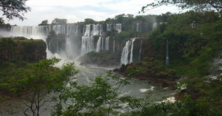 découvrez les chutes d'iguazu, une merveille naturelle spectaculaire située à la frontière entre l'argentine et le brésil, avec ses cascades impressionnantes et sa biodiversité unique.