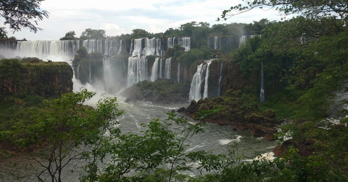 découvrez les chutes d'iguazu, une merveille naturelle spectaculaire située à la frontière entre l'argentine et le brésil, avec ses cascades impressionnantes et sa biodiversité unique.