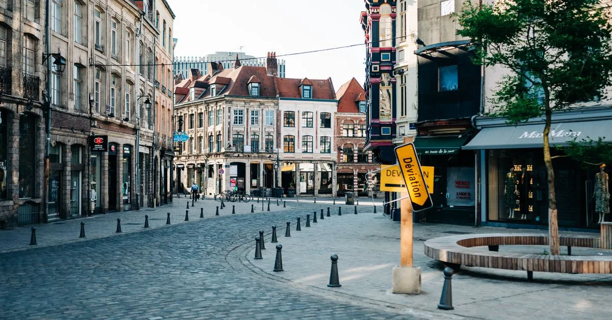 découvrez lille, une ville dynamique du nord de la france, riche en histoire, culture et gastronomie. explorez ses monuments emblématiques, ses musées et ses quartiers animés.