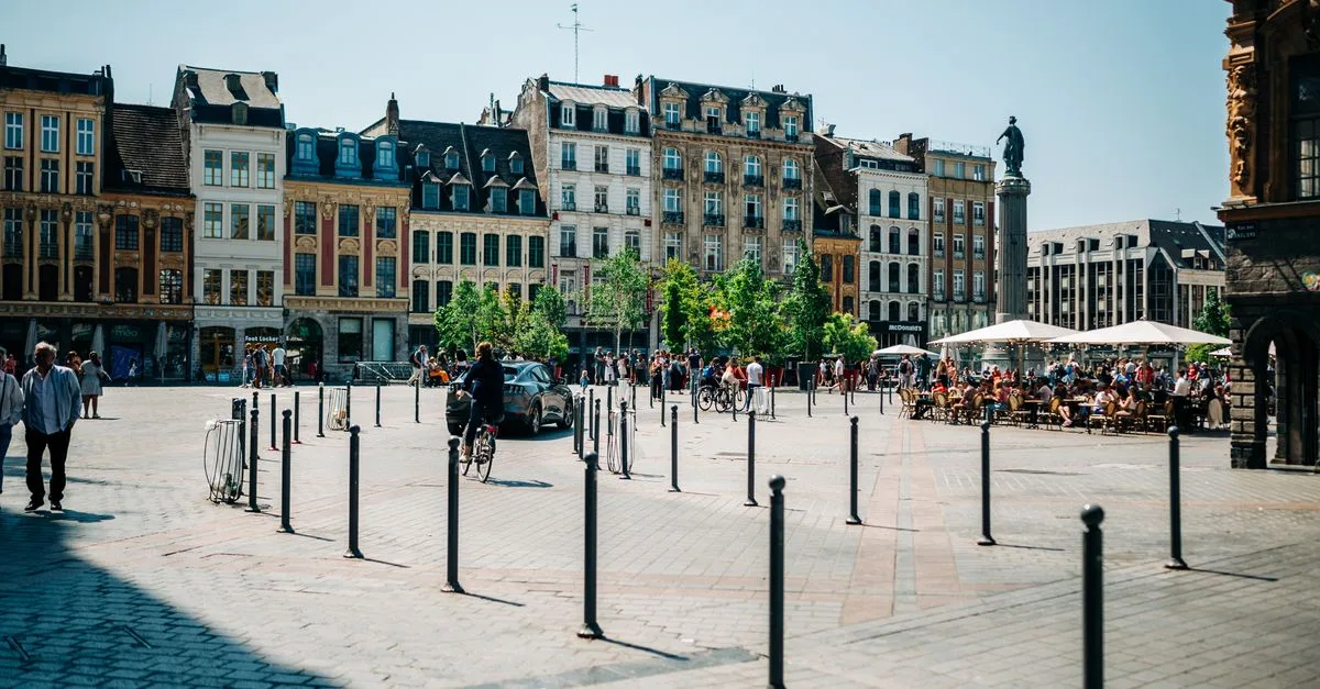 découvrez lille, une ville dynamique du nord de la france, riche en culture, histoire et gastronomie. explorez ses quartiers charmants, ses musées et ses événements incontournables.
