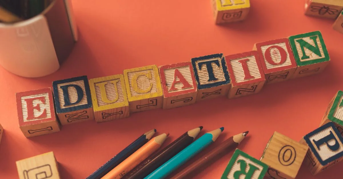 découvrez des stratégies et ressources pour favoriser l'apprentissage précoce de la lecture et de l'écriture chez les jeunes enfants.