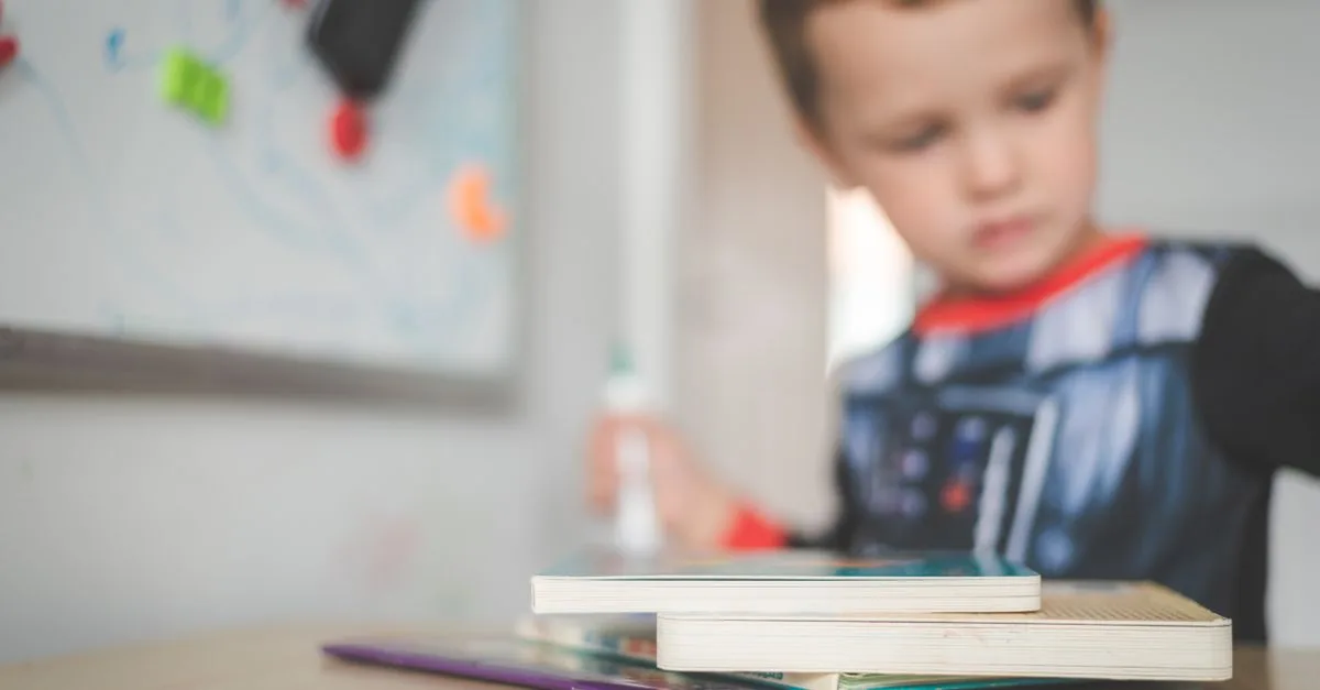 découvrez l'importance de l'alphabétisation précoce pour le développement des compétences en lecture et écriture chez les jeunes enfants.